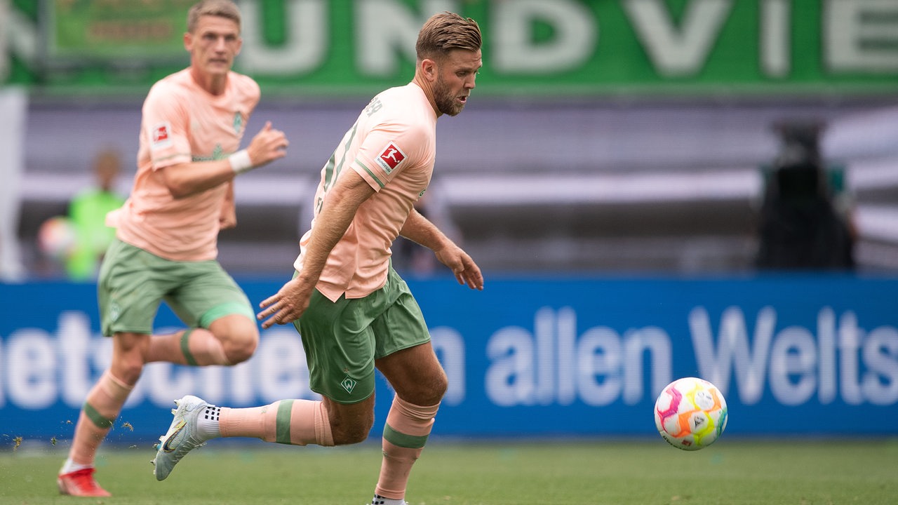 Niclas Füllkrug und Marvin Duksch beim 1. Bundesliga Spiel von Werder Bremen 2022