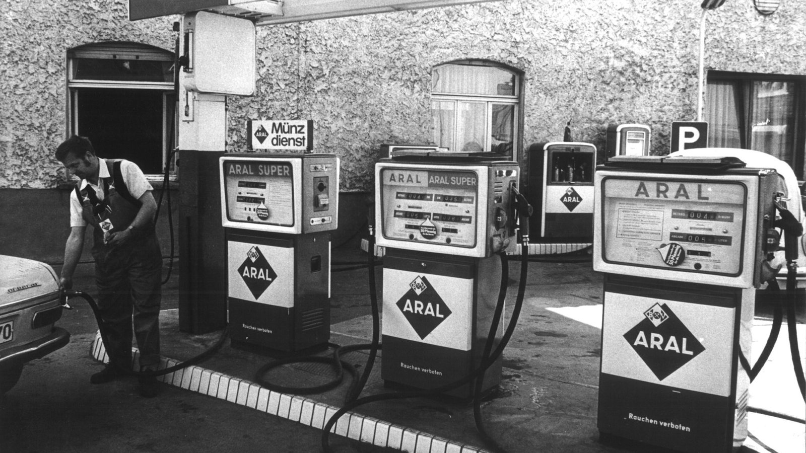 Eine Tankstelle 1974, wo vom Tankwart das Benzin eingefüllt wird. (Archivbild)