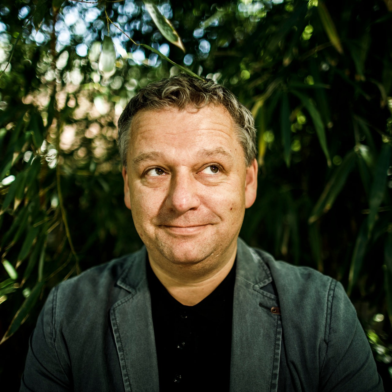 Torsten Rohde, Schriftsteller, schaut nach einem Interview zu dem Fotografen
