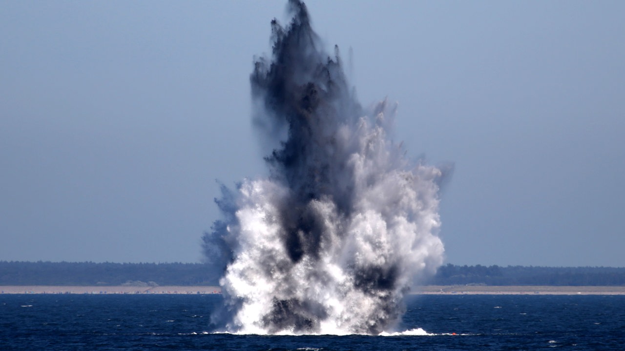 Zwei Wasserbomben aus dem Zweiten Weltkrieg werden am 08.07.2013 in der Ostsee vor Wustrow (Mecklenburg-Vorpommern) gezielt gesprengt