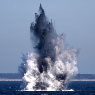 Zwei Wasserbomben aus dem Zweiten Weltkrieg werden am 08.07.2013 in der Ostsee vor Wustrow (Mecklenburg-Vorpommern) gezielt gesprengt