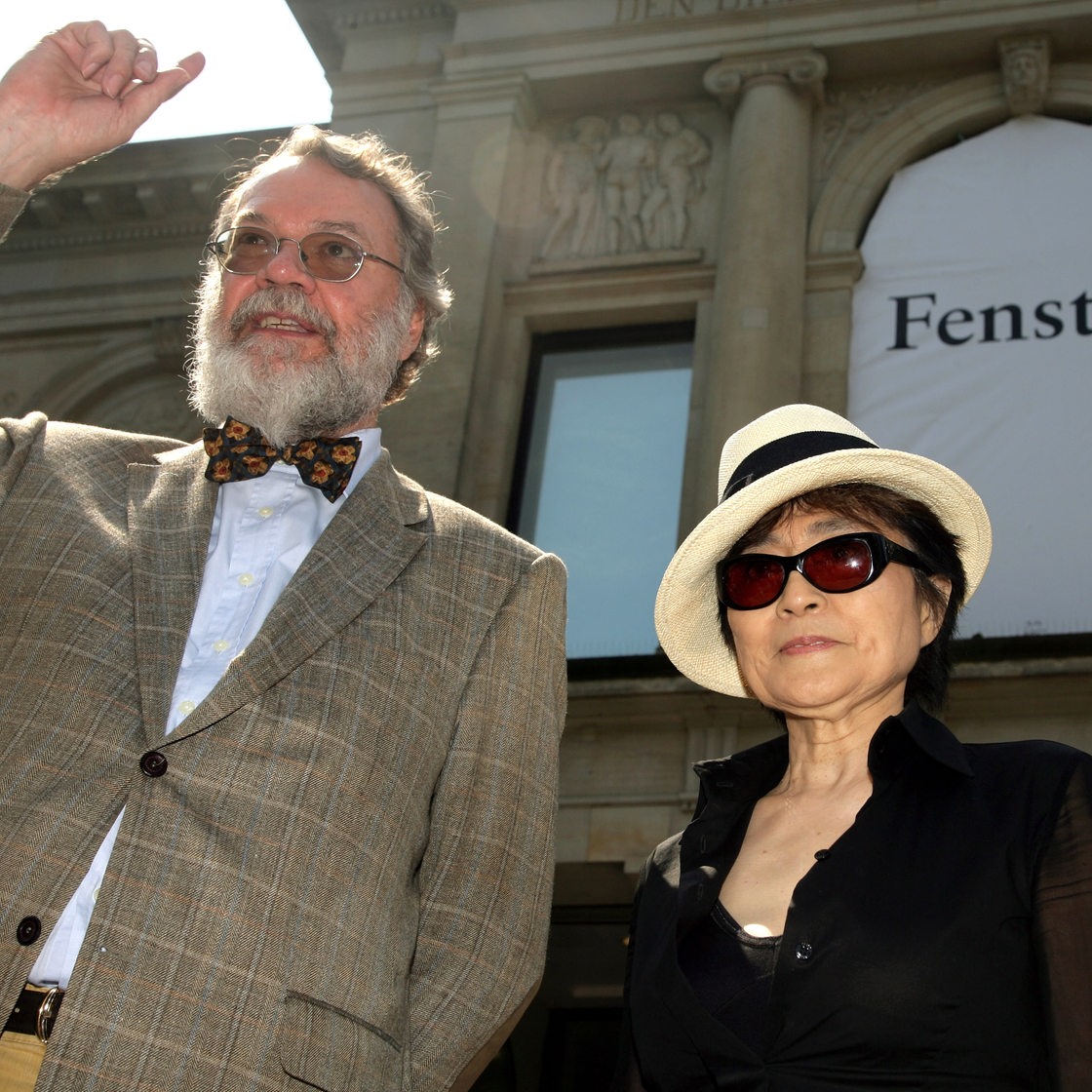 Lennon-Witwe Yoko Ono wird am Dienstag (12.06.2007) vom Direktor der Kunsthalle Bremen, Wulf Herzogenrath, im Rahmen ihrer Ausstellung "Yoko Ono: Fenster für Deutschland", vor das Gebäude geführt. 