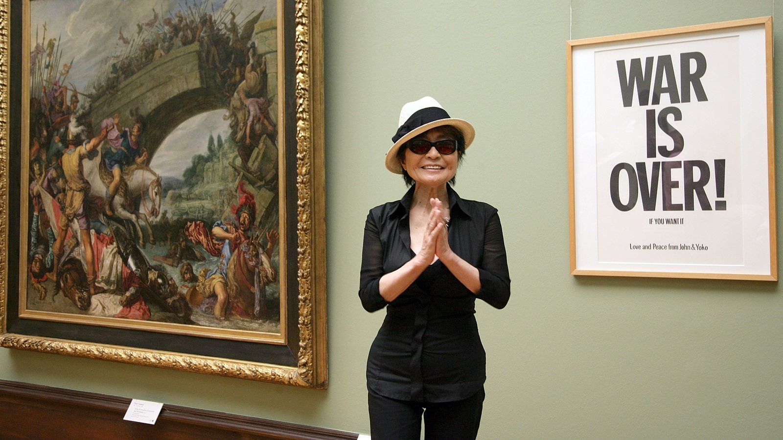 Die Künstlerin Yoko Ono stellt am Dienstag (12.06.2007) in der Kunsthalle Bremen ein noch gemeinsam mit ihrem Mann John Lennon konzipiertes Friedensplakat "War is over!" in der Abteilung der alten niederländischen Meister vor.