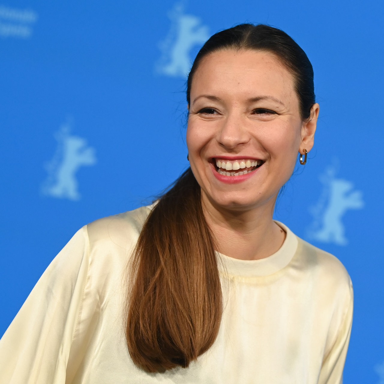 Regisseurin Anne Zohra Berrached , Mitglied der Jury, lächelt während des Pressetermins der Internationalen Jury der Berlinale.