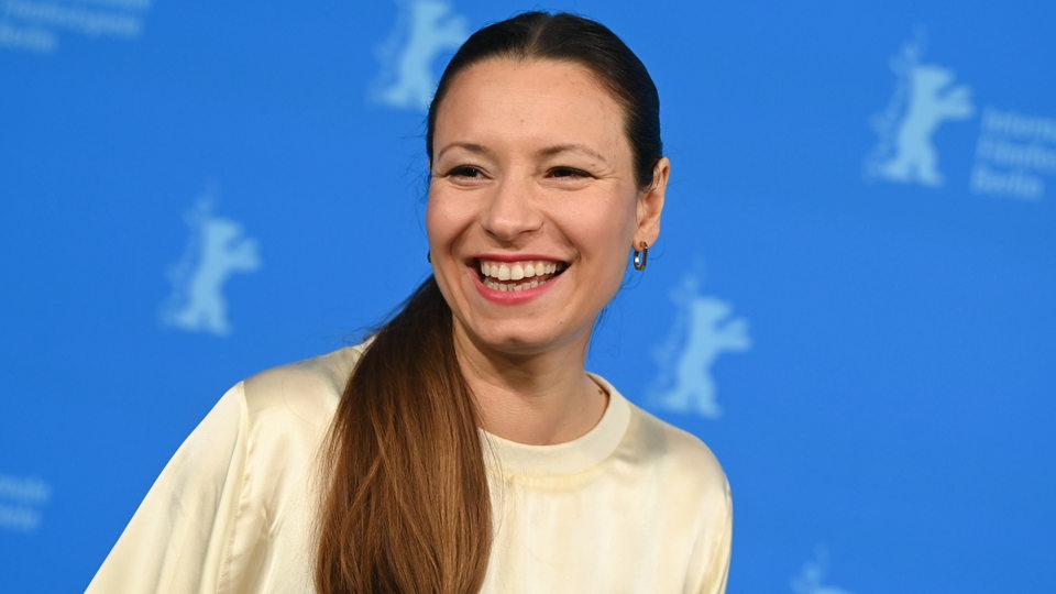 Regisseurin Anne Zohra Berrached , Mitglied der Jury, lächelt während des Pressetermins der Internationalen Jury der Berlinale.