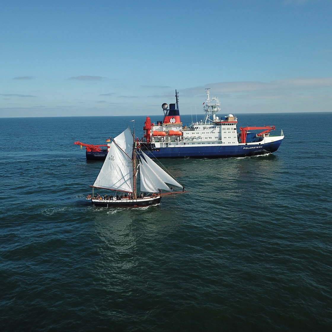 Die beiden Forschungsschiffe "Grönland" und "Polarstern".