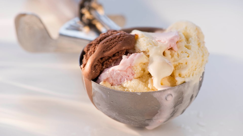 Eiskugeln in einem Metall-Eisbecher