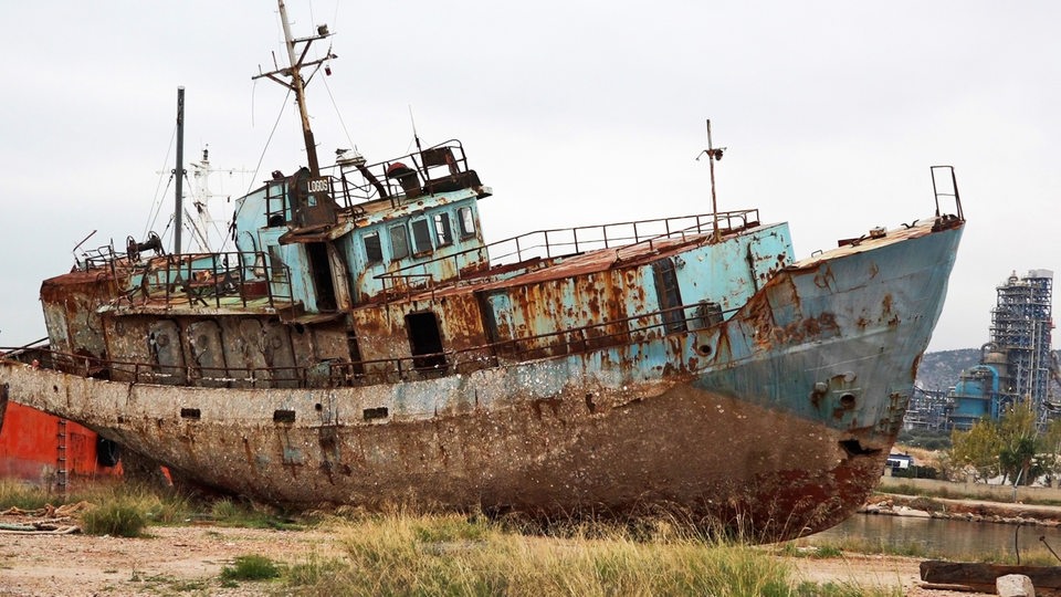 Ein rostiges Schiffswrack am Strand von Elefsina