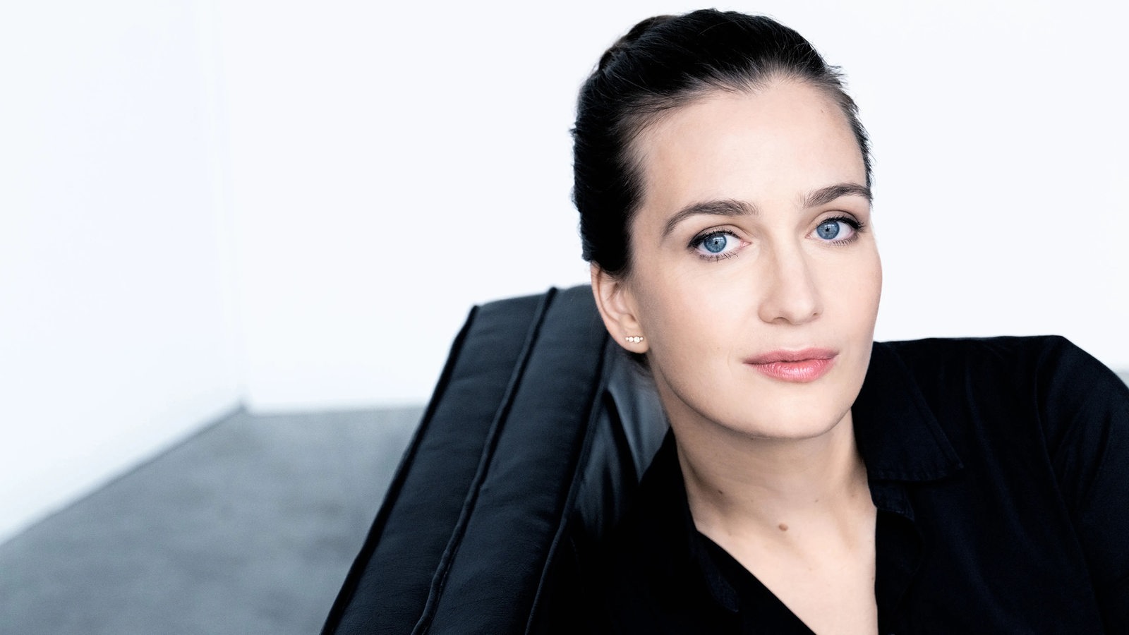Porträt der Dirigentin Elena Schwarz