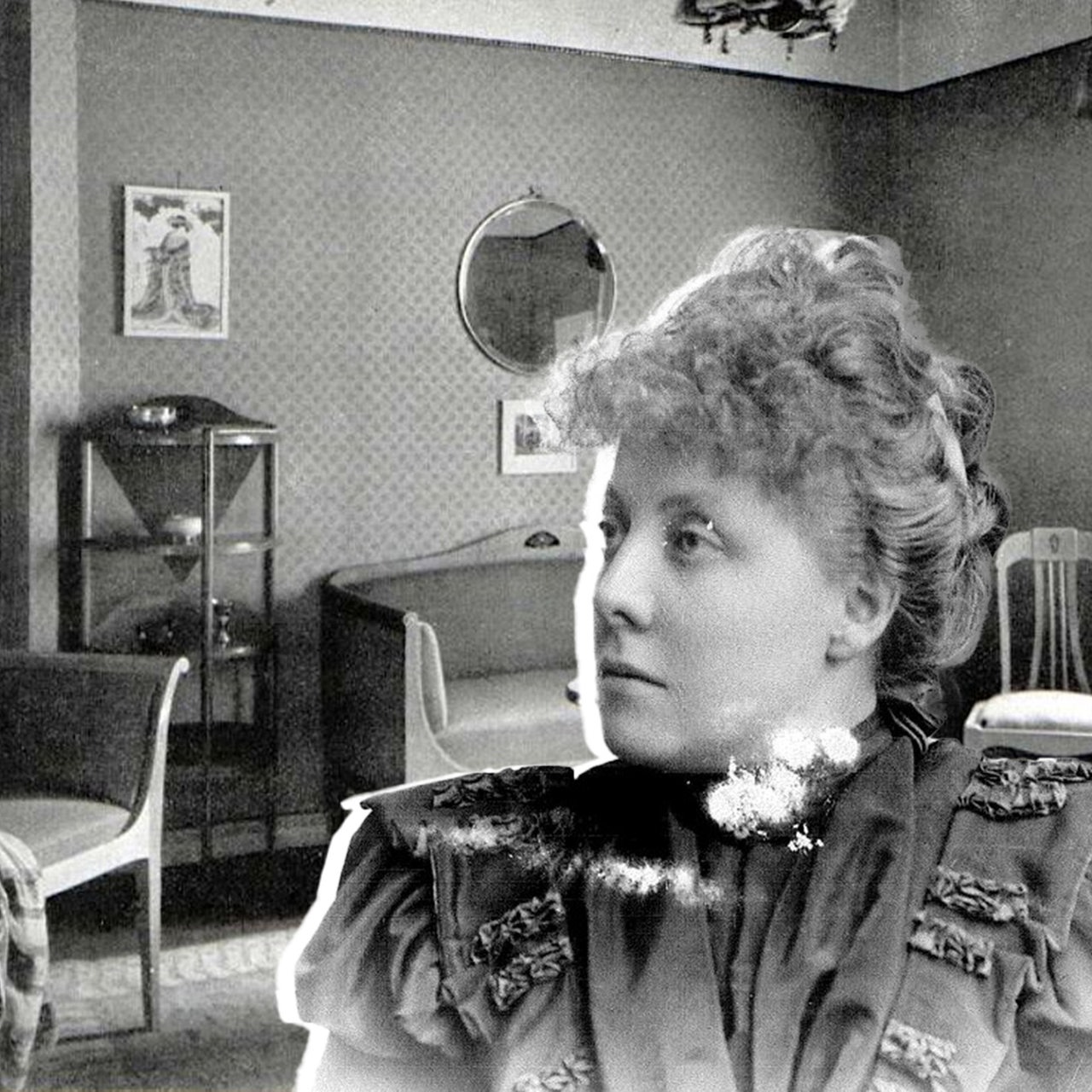 Innenarchitektin Elisabeth von Baczko in einem Damenzimmer, deren Möbel sie 1908 designt hat (Montage)