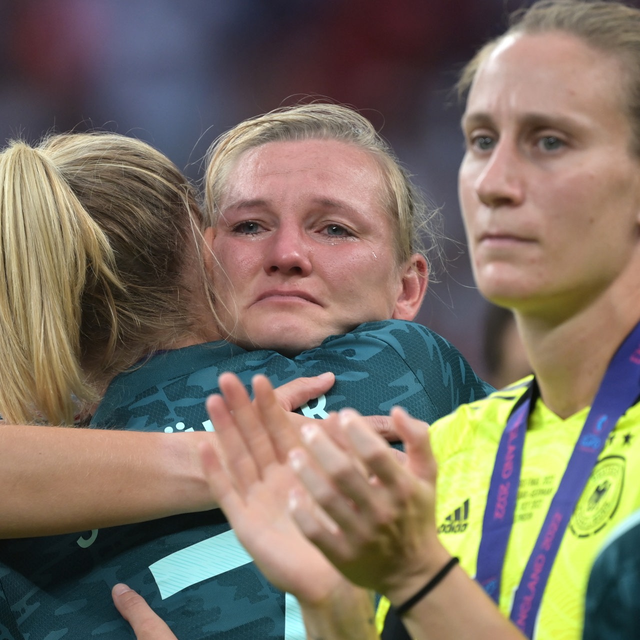 EM 2022, England - Deutschland, Finale, Wembley Stadion: Deutschlands Alexandra Popp weint nach der Ehrung für den zweiten Turnierplatz.