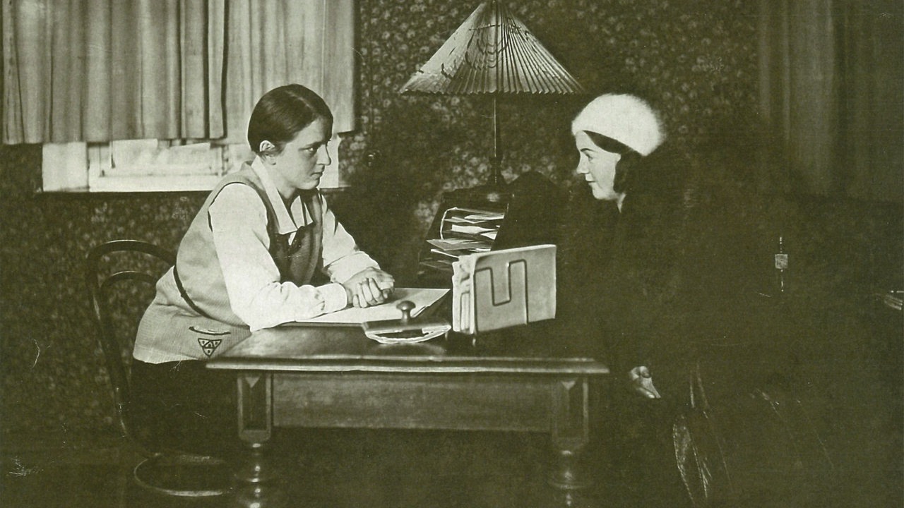 Historische Aufnahem zweier Frauen, die an einem Tisch sitzen