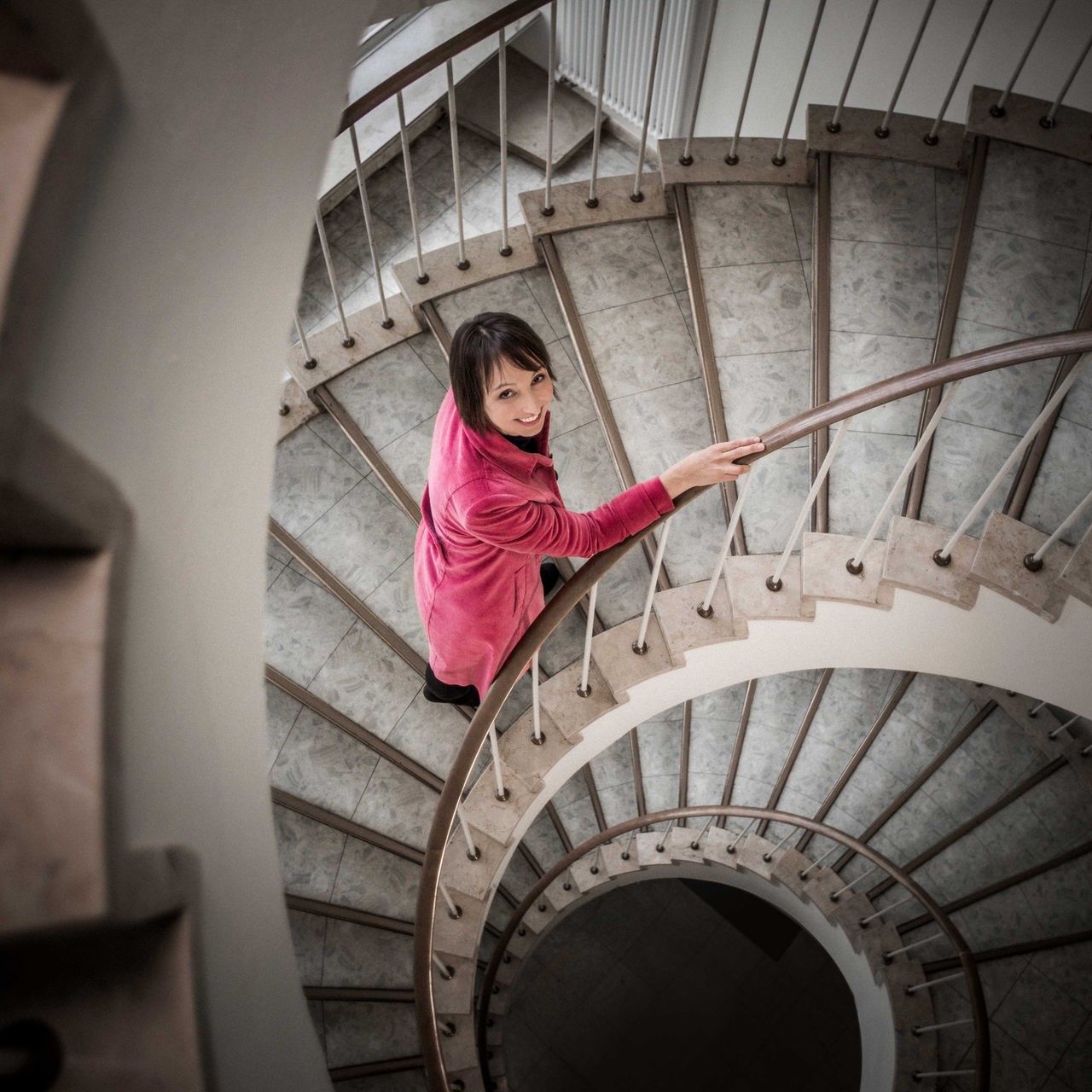 Eine Frau geht  eine Treppe hinauf