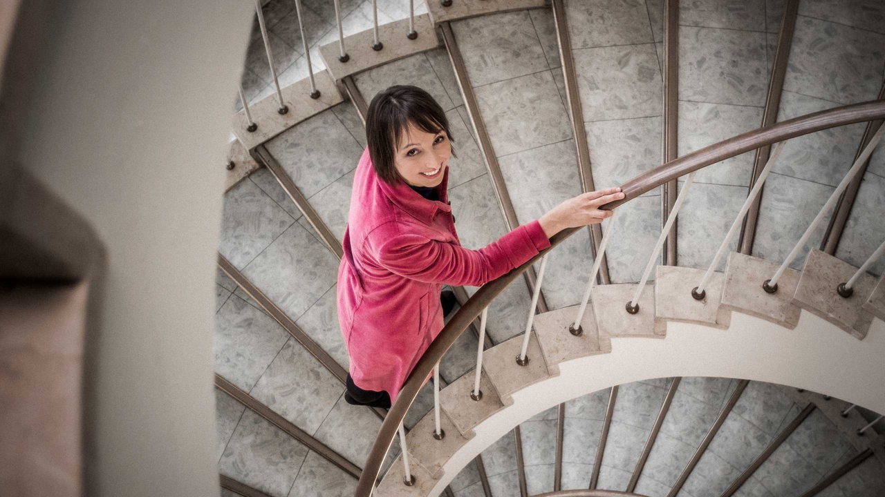 Eine Frau geht  eine Treppe hinauf