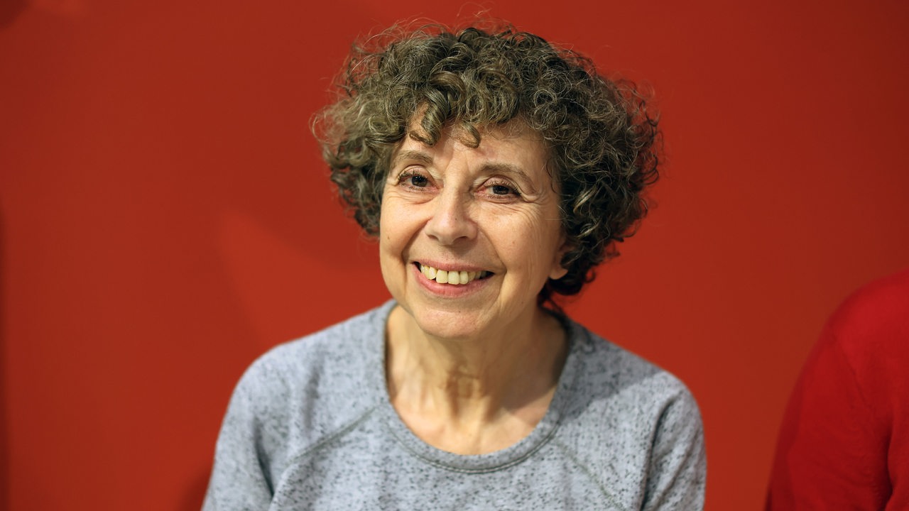Autorin Esther Dischereit blickt beim Literaturforum während der Leipziger Buchmesse vom Podium. 