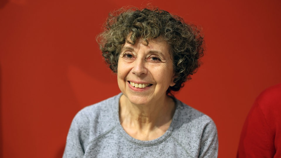Autorin Esther Dischereit blickt beim Literaturforum während der Leipziger Buchmesse vom Podium. 