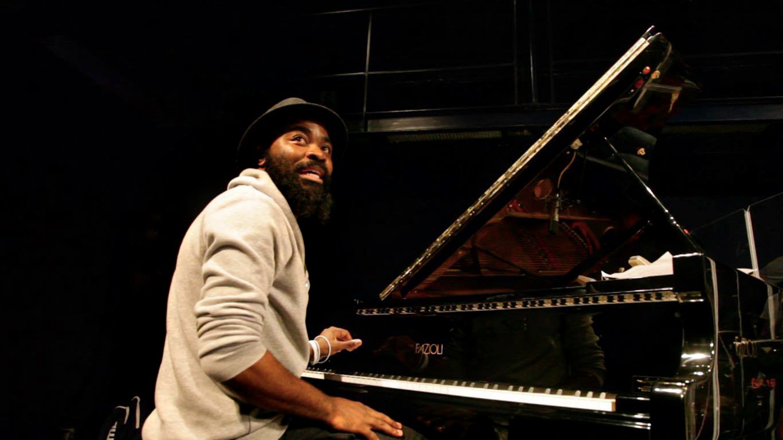 Der Jazzmusiker Nduduzo Makhathini am Klavier