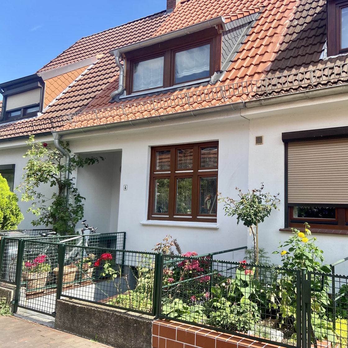 Kleine Häuser mit Vorgarten und Zaun im Feierabendweg in Bremen-Gröpelingen