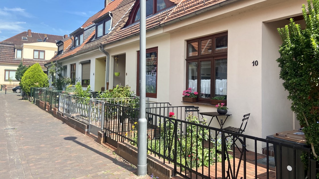Kleine Häuser mit Vorgarten, Zaun im Feierabendweg in Bremen-Gröpelingen