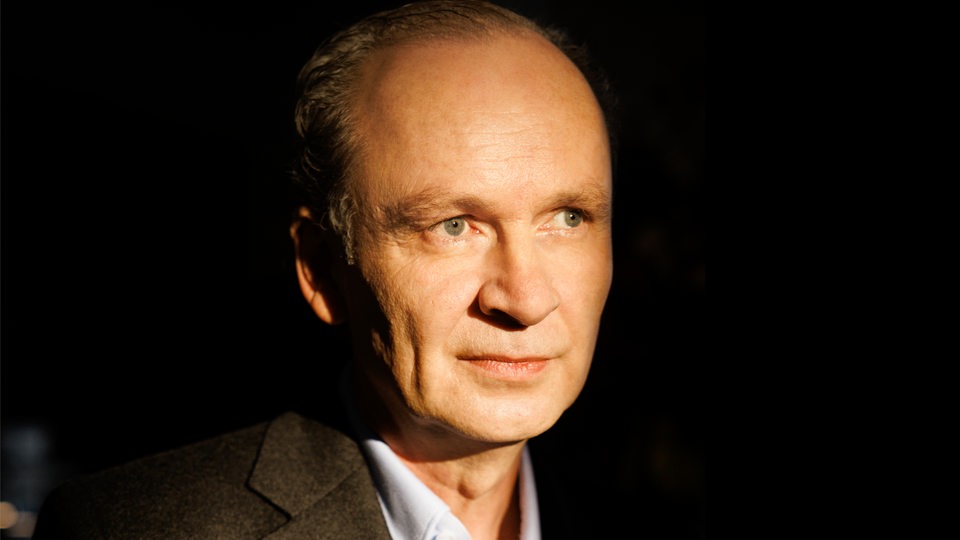Schriftsteller Ferdinand von Schirach vor einem schwarzen Hintergrund