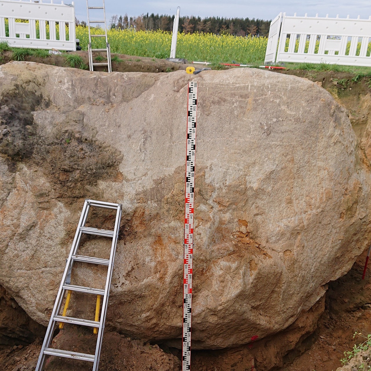 ein großer Stein in einem Erdloch