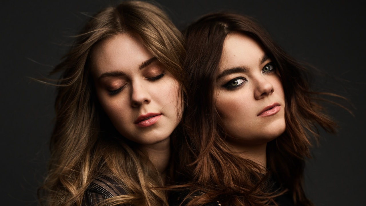 das schwedisches Indie-Pop-Duo First Aid Kit - die Schwestern Johanna und Klara Söderberg