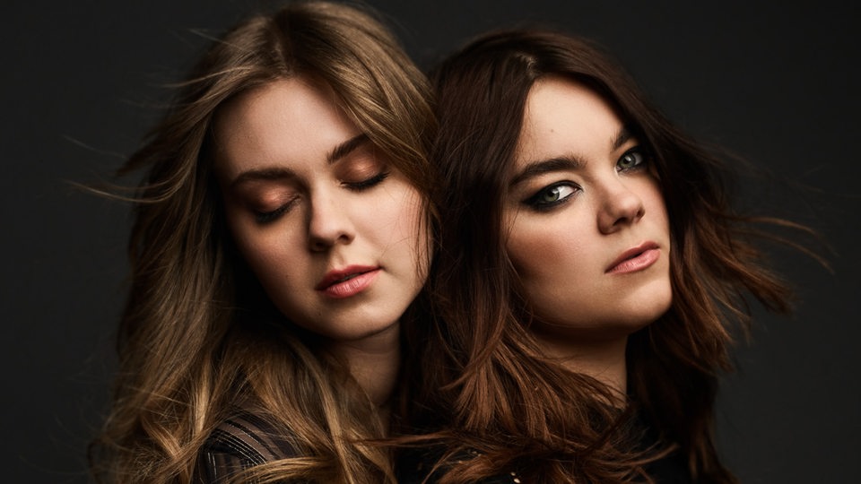 das schwedisches Indie-Pop-Duo First Aid Kit - die Schwestern Johanna und Klara Söderberg