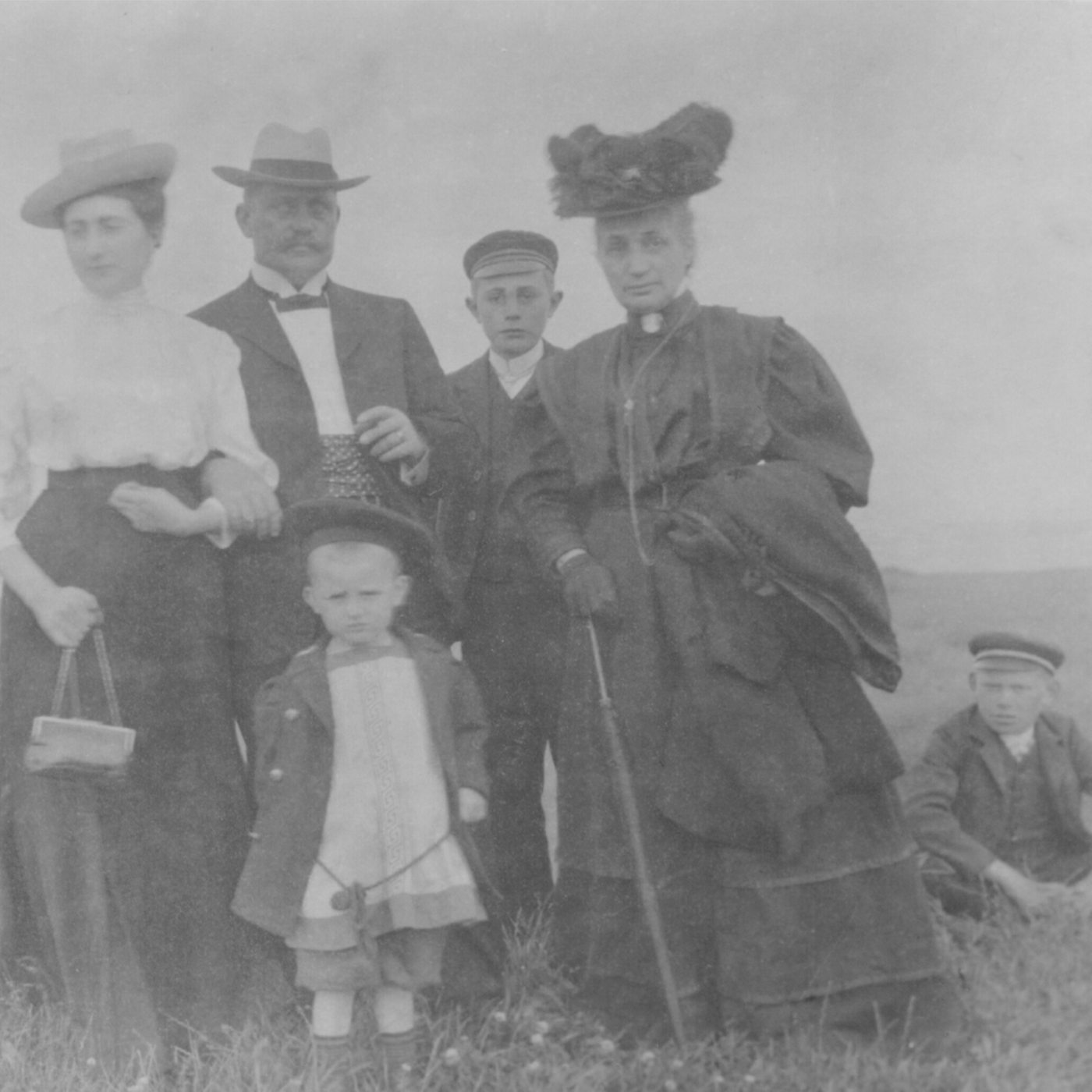 Ein altes schwarz-weiß Foto mit sechs Menschen 