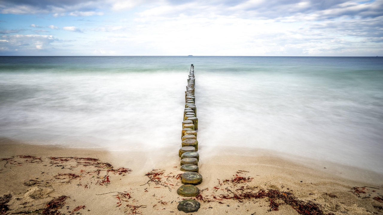 Buhnen in der Ostsee bei Heiligendamm