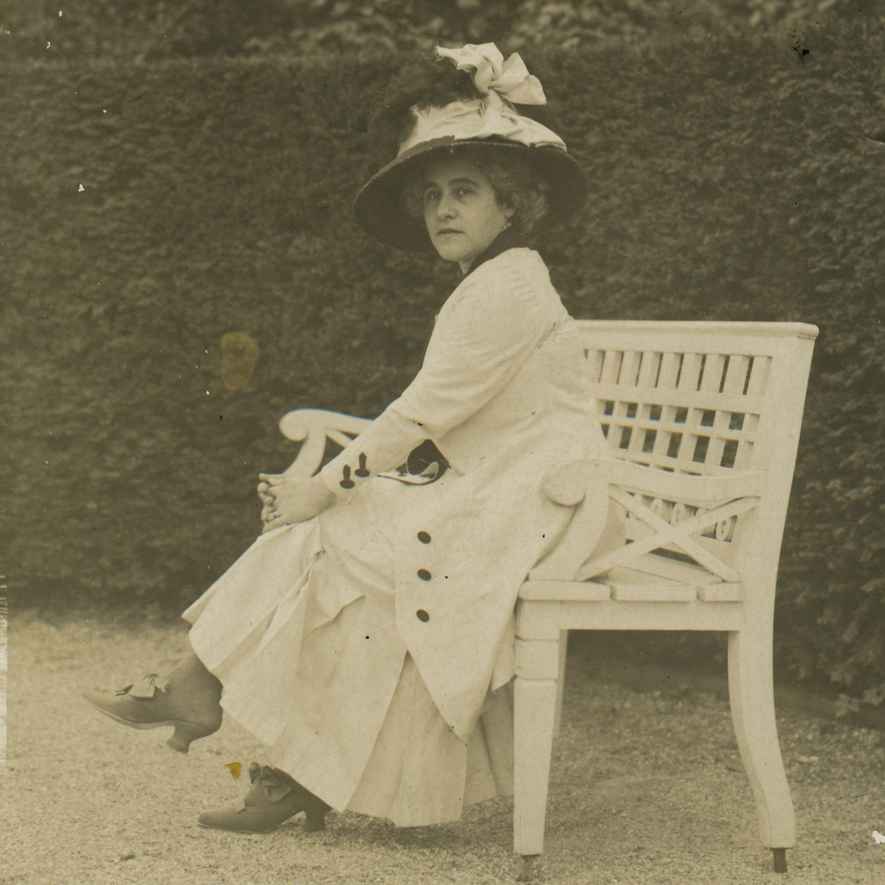 Ein altes Bild der Bremerin Anni Leuwer sitzend auf einer Parkbank aus dem 19. Jahrhundert