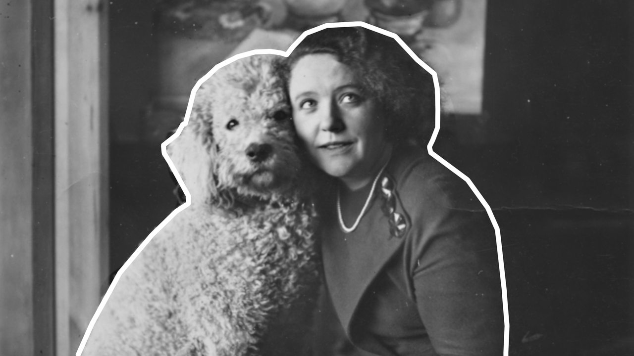 Hanna Ahrens 1926 mit ihrem Königspudel