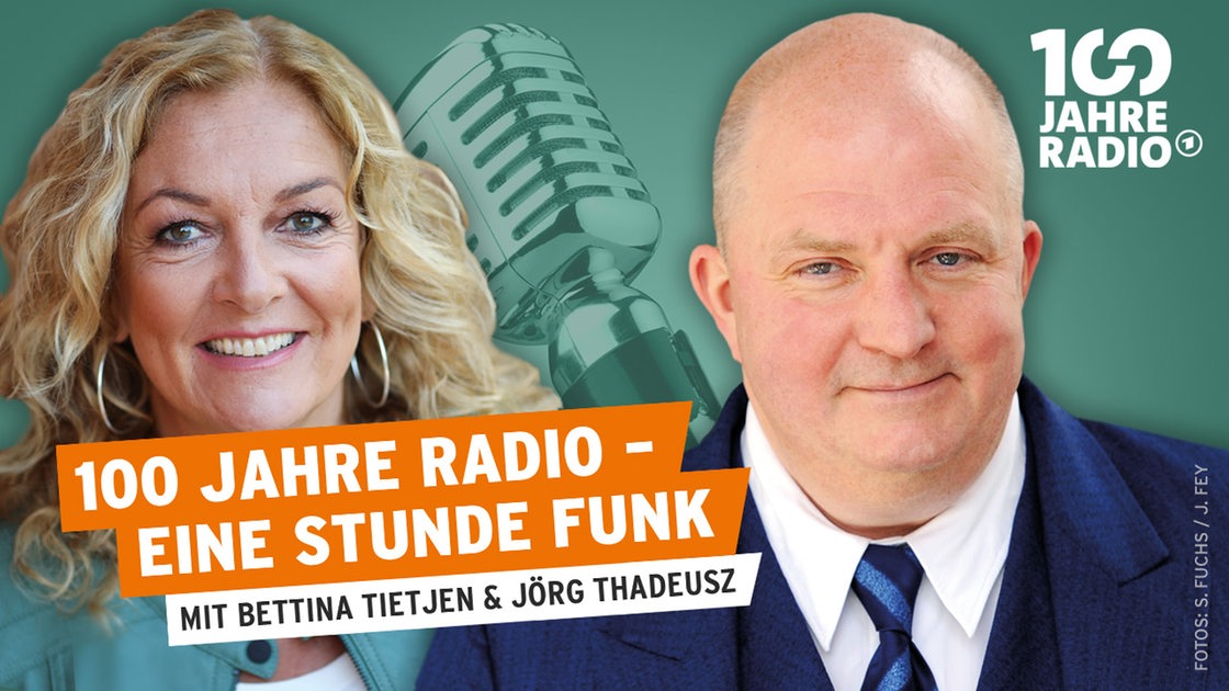 Bettina Tietjen und Jörg Thadeusz lächeln frontal in die Kamera, davor ist ein Banner mit dem Text: 100 Jahre Radio - Eine Stunde Funk.