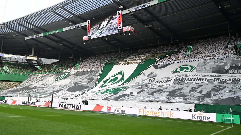 Choreografie in grün-weißen Farben im gesamten Weser-Stadion anlässlich des 125. Jubiläums des Vereins vor dem Heidenheim-Spiel.