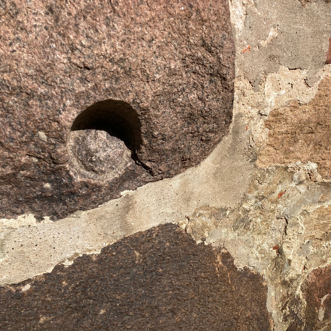 ein runder Abdruck in einer Mauer