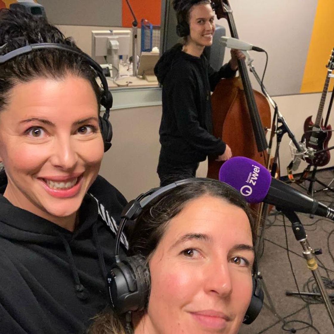 Die drei Frauen von Ganes im Bremen Zwei Studio am Mikrofon