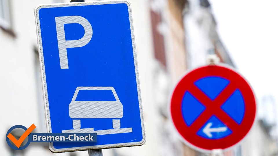 Ein Verkehrszeichen erlaubt das aufgesetzte Parken auf dem Gehweg, daneben steht ein Schild, das ein absolutes Halteverbot anzeigt. 