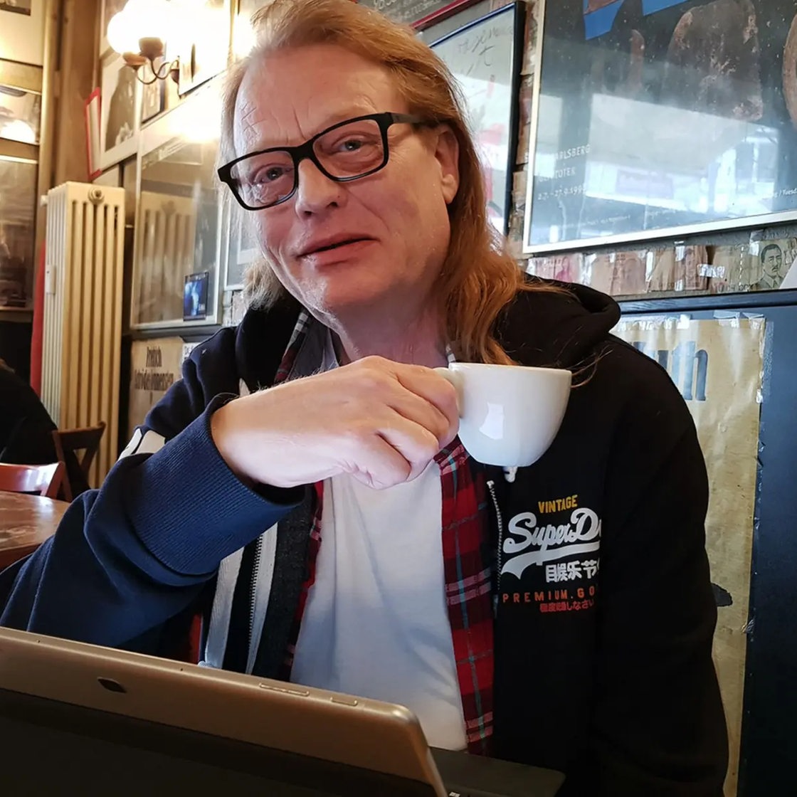 Asbjørn Svarstad sitzt in einem Café