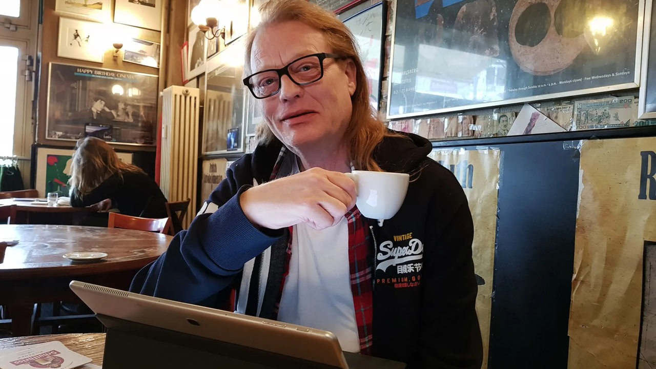 Asbjørn Svarstad sitzt in einem Café
