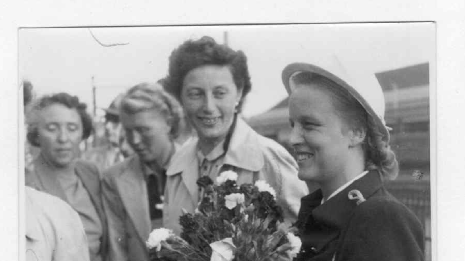 vier Frauen, rechts Gisela Bentz mit Blumenstrauß