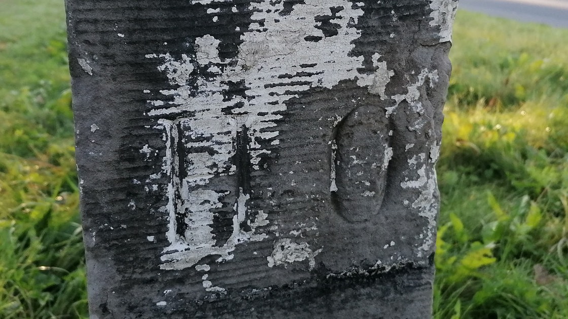 Inschrift "H O" für "Herzogtum Oldenburg" auf einem Grenzstein