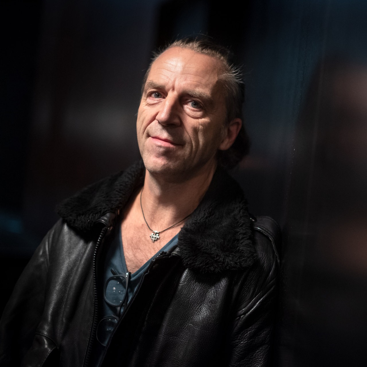 Tom Ryser, Regisseur, steht neben der Bühne am Theater Bremen.