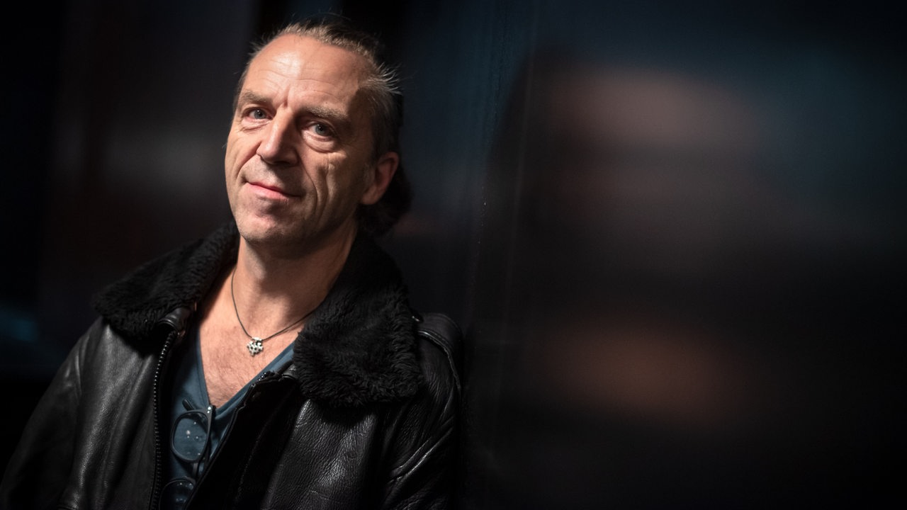 Tom Ryser, Regisseur, steht neben der Bühne am Theater Bremen.