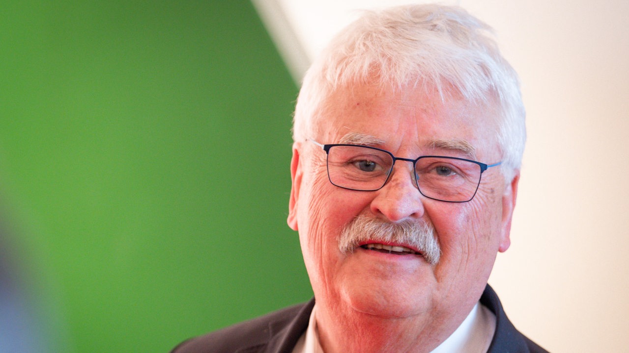 Elmar Brok im Mai 2023 bei der Verleihung des Staatspreises 2023 von NRW an die Bundeskanzlerin a.D.