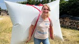 Katrin Pütz mit Biogas-Transportrucksack