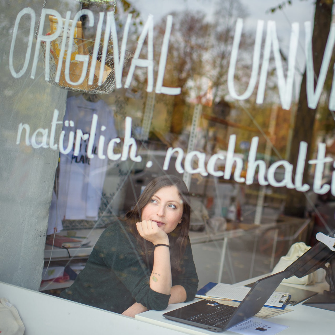 02.11.2018, Berlin: Milena Glimbovski, Gründerin und Geschäftsführerin des Ladens "Original Unverpackt", schaut kurz nach Ladenöffnung aus dem Schaufenster auf die Straße.