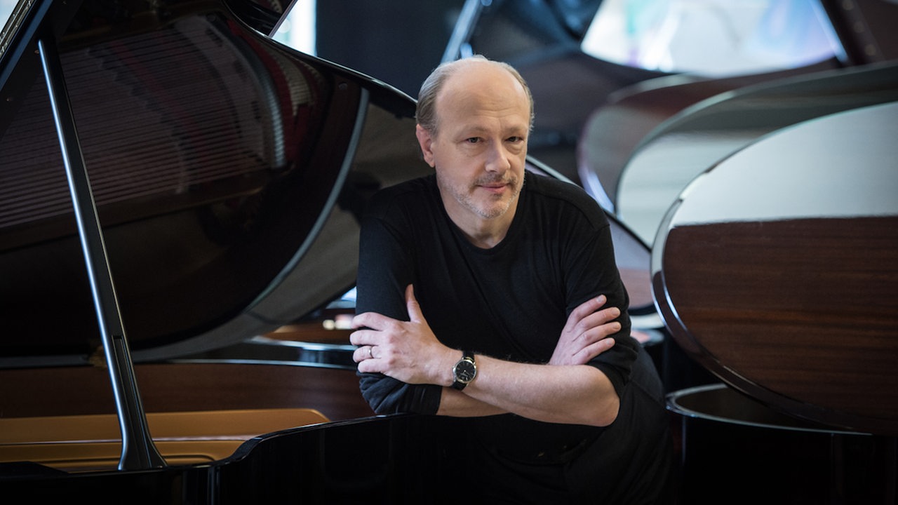 Der Konzertpianist Marc-André Hamelin sitzt zwischen Konzertflügeln