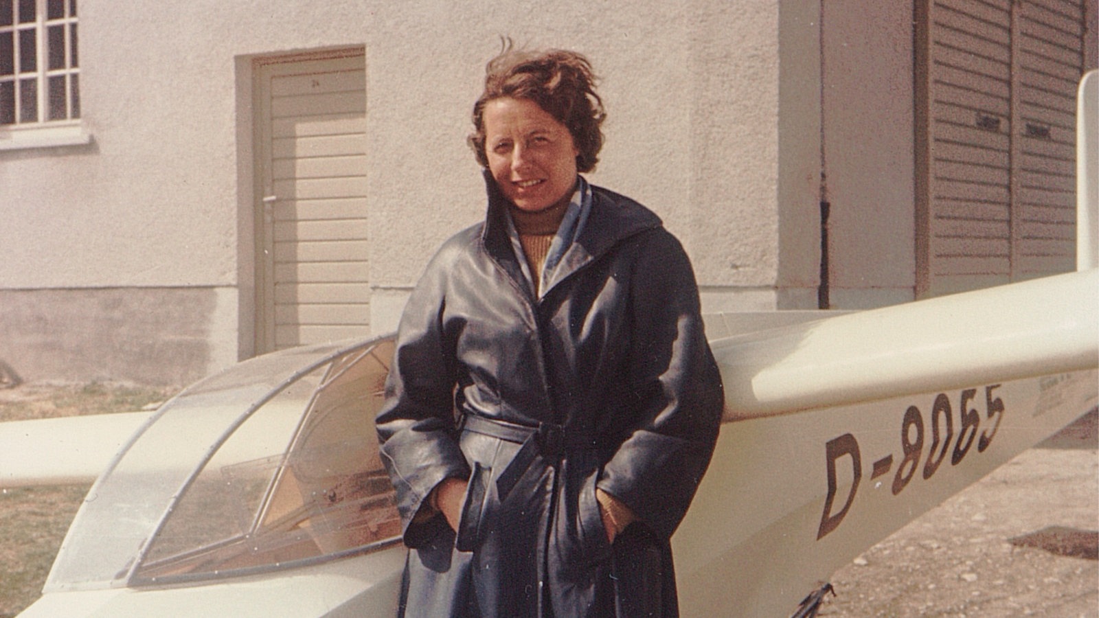 Pilotin Hanna Kunath steht vor einem Flugzeug (Archivbild)