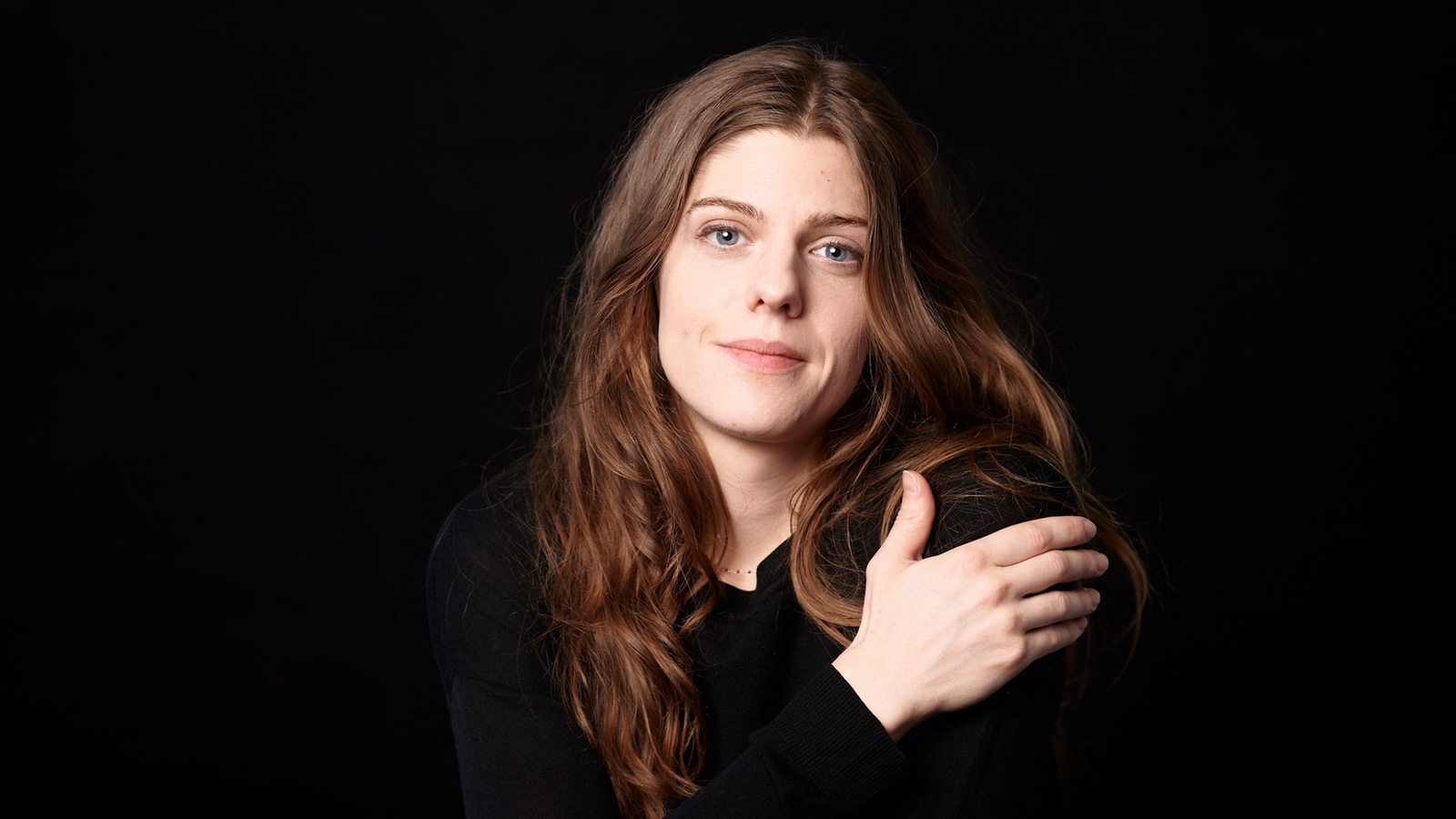 Flötistin Hélène Freyburger vor schwarzem Hintergrund