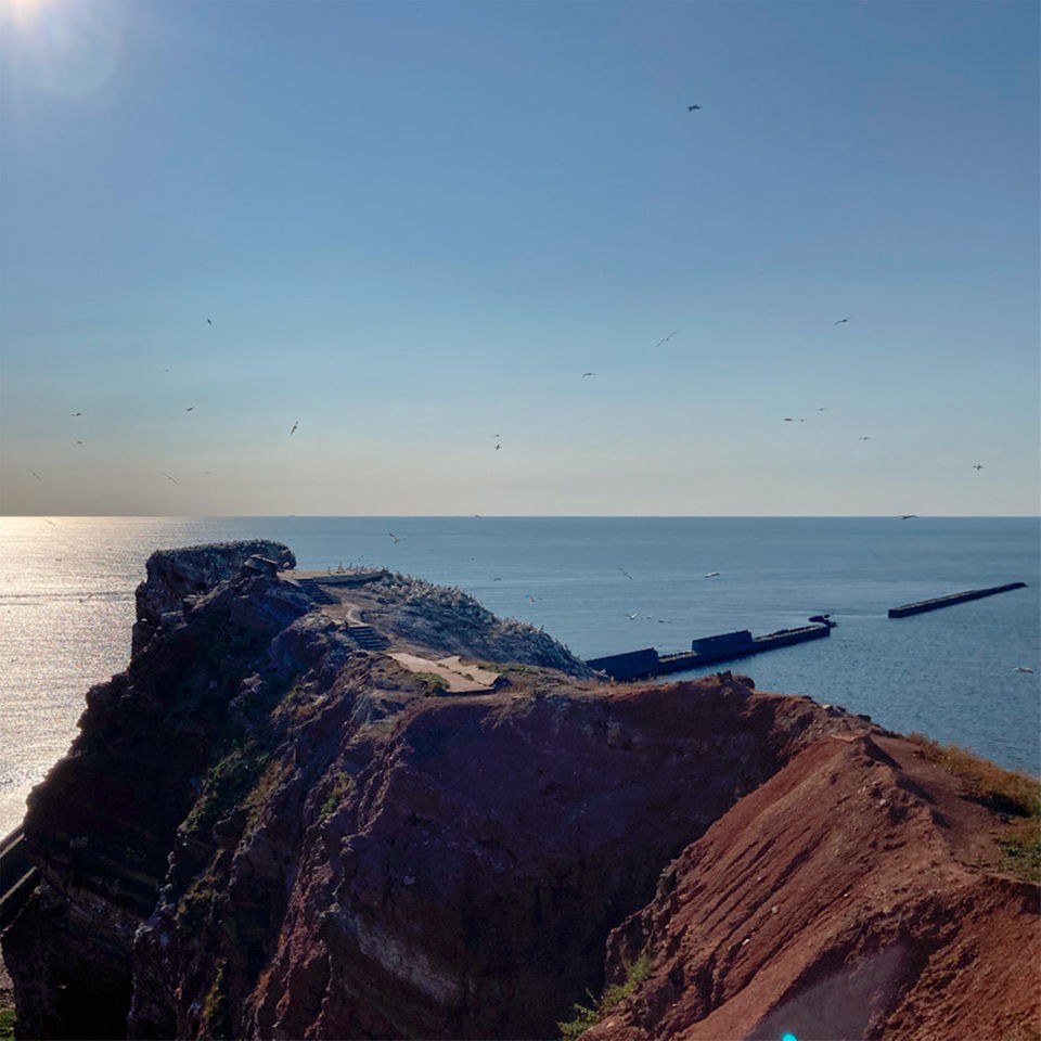 Blick vom roten Felsen auf Helgoland aufs Meer