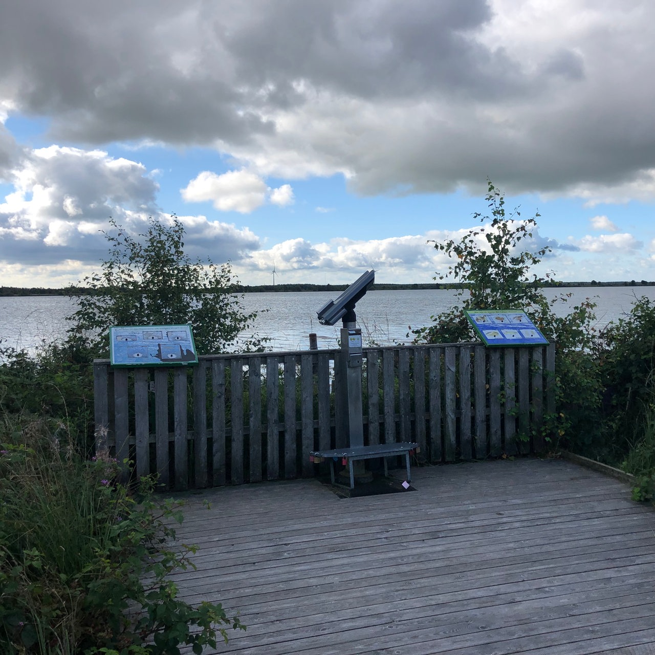 Eine Aussichtplattform auf den Hochmoorsee